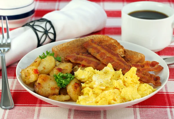 Inicio Papas fritas y huevos Desayuno —  Fotos de Stock