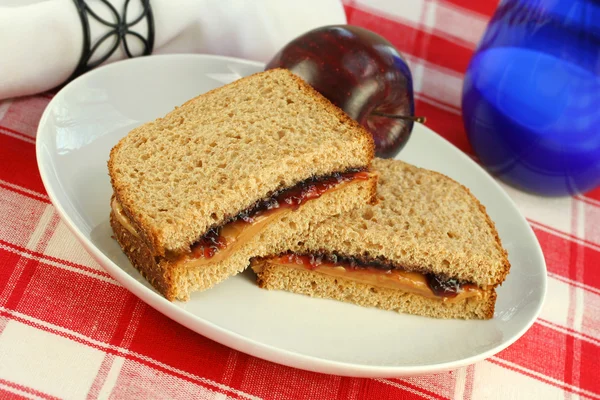 Pindakaas en jam op tarwe brood — Stockfoto