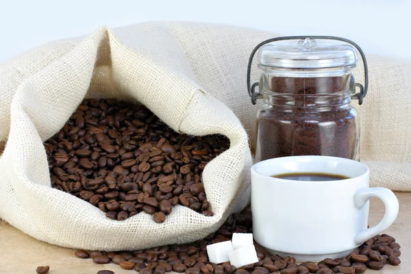 Varmt kaffe, bönor och socker kuber. — Stockfoto