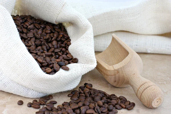 Sacco di iuta di chicchi di caffè con uno scoop . — Foto Stock