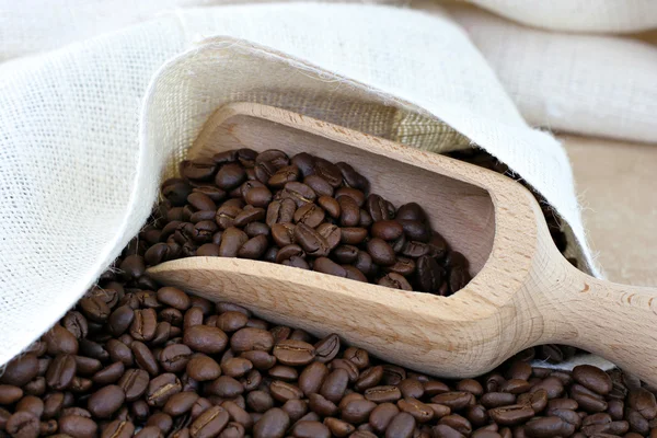 Coffee beans, a sack and a scoop. — Stock Photo, Image