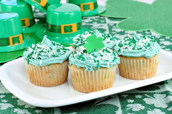 축제 St. Patrick의 날 설정에서 컵 케이크 — 스톡 사진