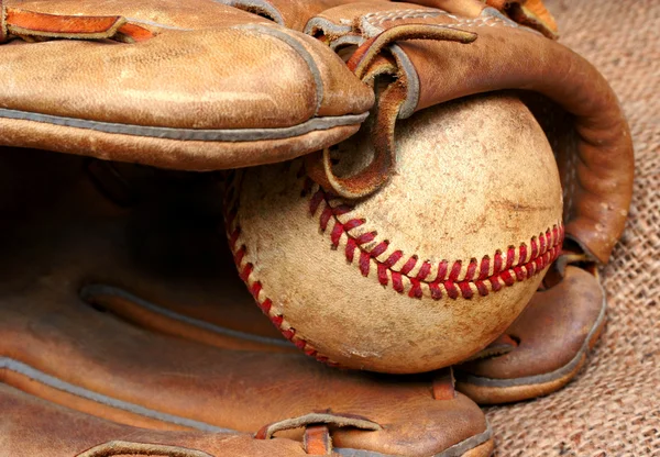 古い野球とミット — ストック写真