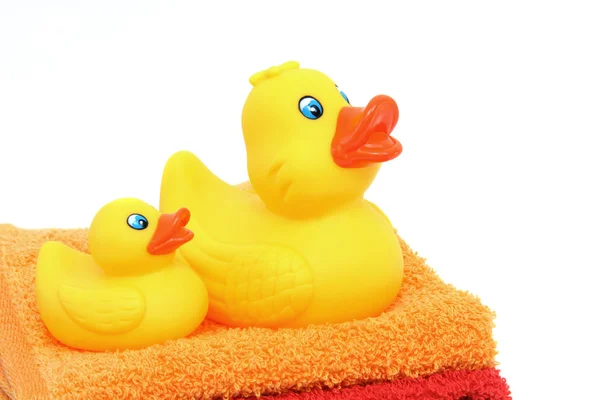 浴用タオルの上に座って、ママと赤ちゃんのゴム製のアヒル. — ストック写真