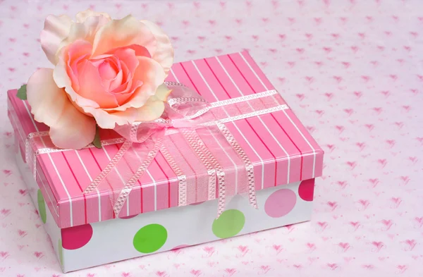 Jolie boîte cadeau avec rose satinée — Photo