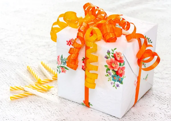 Hermosa caja de regalo envuelta con cintas — Foto de Stock