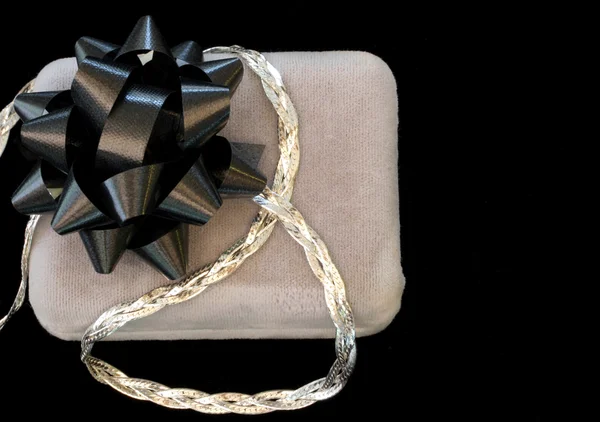 Krásný stříbrný náhrdelník na šedé Sametové krabičky. — Stock fotografie