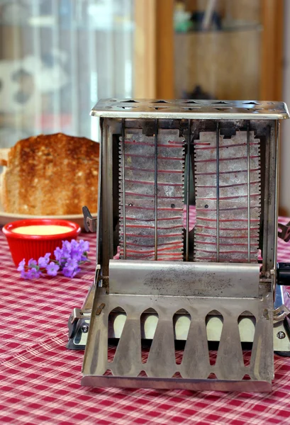 Vintage werken toast op tafel — Stockfoto