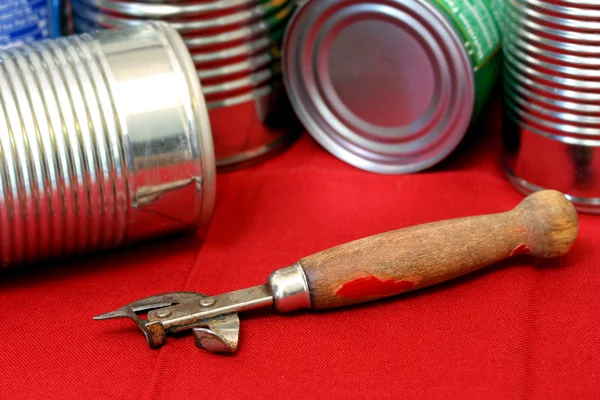 Винтажный консервный нож с банками — стоковое фото