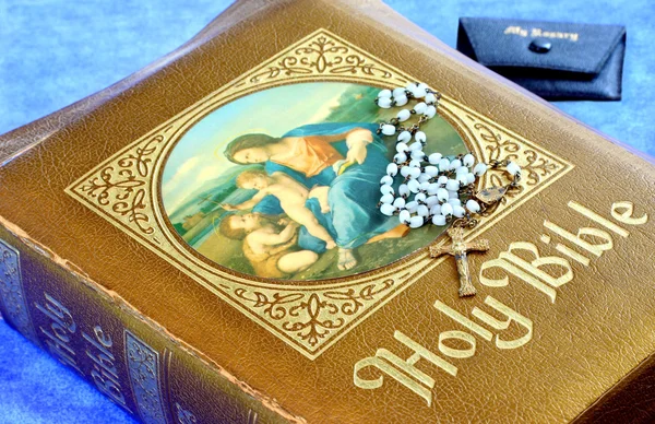 Vintage håller Bibeln med vintage radband pärlor — Stockfoto