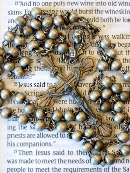 Vintage Rosenkranz Perlen auf Seite einer Bibel. — Stockfoto