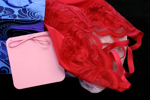 Červené spodní prádlo s taštička a prázdné dárkového poukazu — Stock fotografie