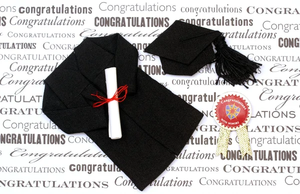 Vestido de graduación, mortero y diploma . — Foto de Stock