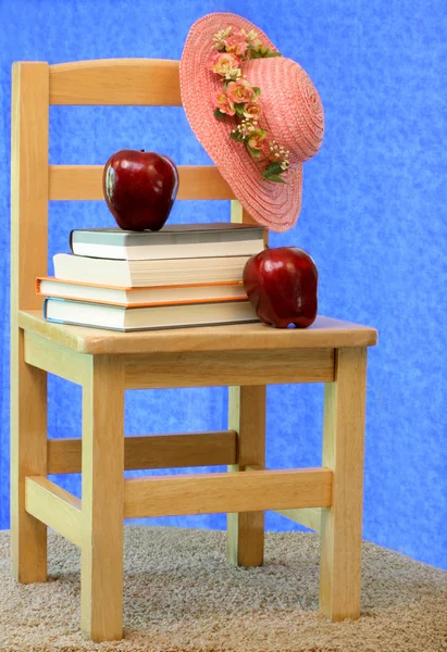 Silla vintage infantil apilada con libros escolares . — Foto de Stock