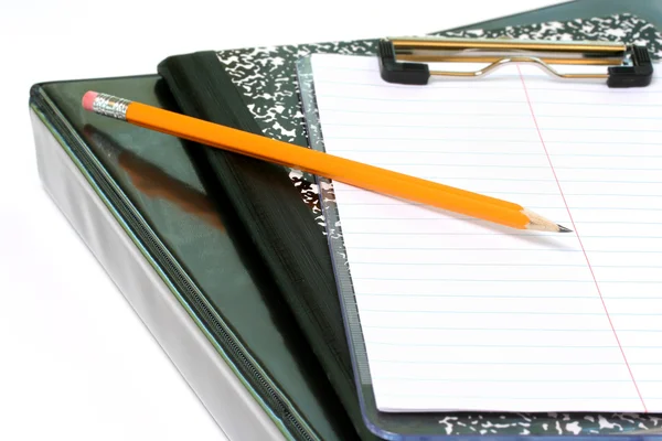 Schulbuch und Bleistift auf Weiß. — Stockfoto