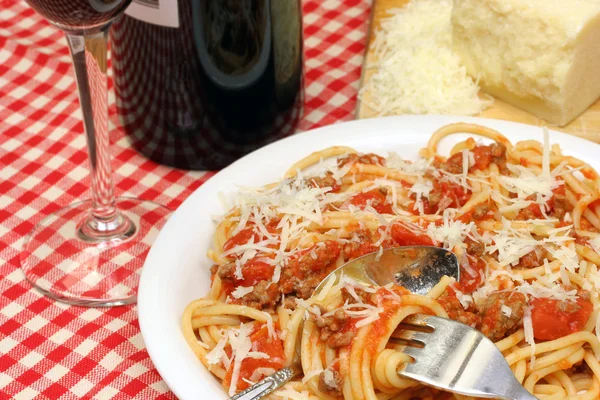 Espaguetis con salsa de carne . — Foto de Stock