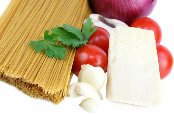Pasta de grano entero e ingredientes para salsa en blanco . —  Fotos de Stock