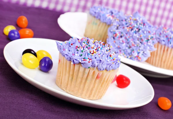 Cupcakes de Páscoa roxo e jujubas — Fotografia de Stock