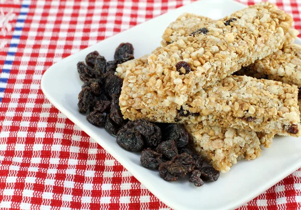 Stack sain de barres de granola aux raisins secs et noix . — Photo