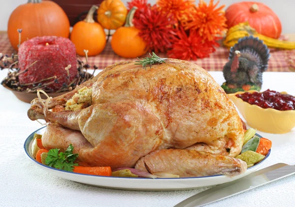 Whole roasted turkey in Thanksgiving setting. — Stock Photo, Image