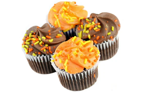 Hösten dekorerade choklad cupcakes på vitt med kopia utrymme. — Stockfoto