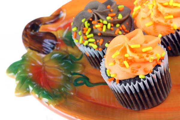 Φθινόπωρο cupcakes στο πιάτο κολοκύθας. — Φωτογραφία Αρχείου