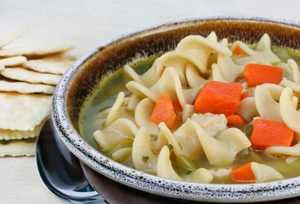 ニンジンと心のこもったチキン ヌードル スープ — ストック写真