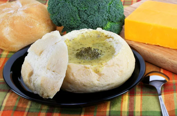 Sopa de queijo de brócolis Cheddar na tigela de pão — Fotografia de Stock