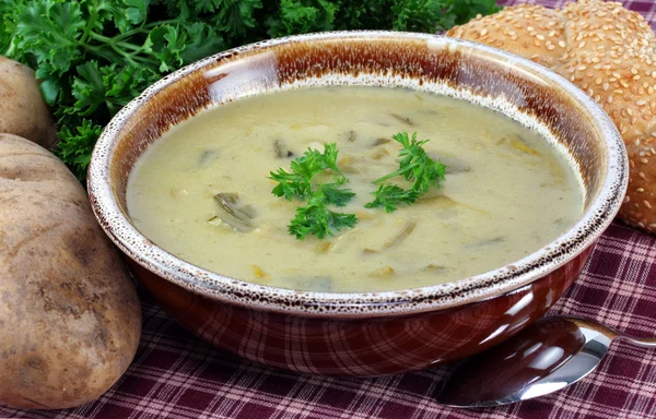 Картопляний суп цибулю-порей — стокове фото