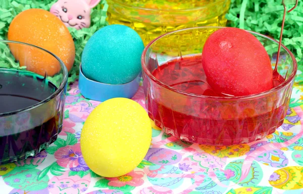 Barvení velikonočních vajec — Stock fotografie