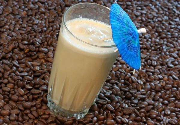 Smoothie καφέ σε κόκκους καφέ — Φωτογραφία Αρχείου