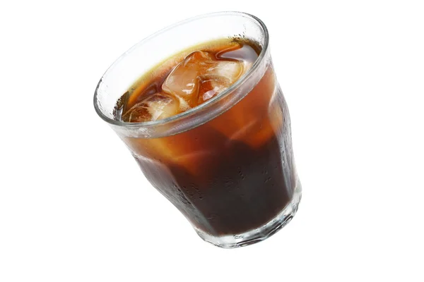 Glas iskallt kaffe eller cola på vitt med kopia utrymme — Stockfoto