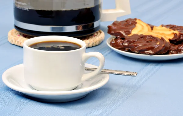 Одна чашка кофе, печенье и кофейник . — стоковое фото