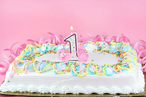 Hübsche Geburtstagstorte dekoriert und mit einer brennenden Kerze. — Stockfoto