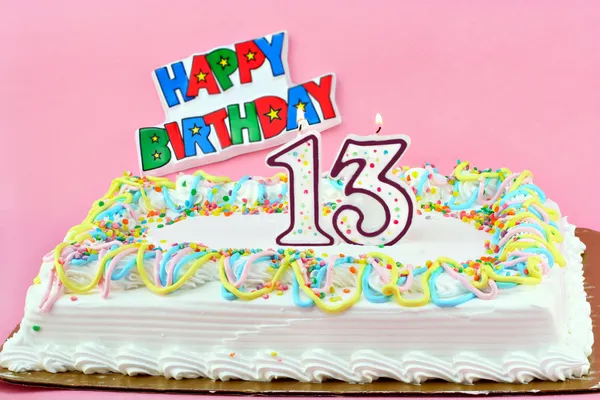 生日蛋糕与 13 号点燃蜡烛 — 图库照片