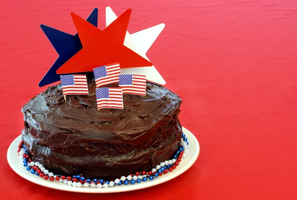 Gâteau au chocolat avec étoiles, drapeaux et perles — Photo