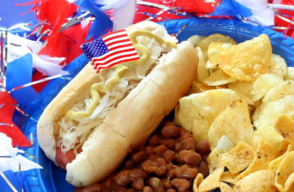Hot dog ubrany do czwartego lipca — Zdjęcie stockowe