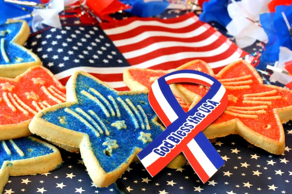 Kekse, amerikanische Flagge, Gott segne die USA ein Band — Stockfoto