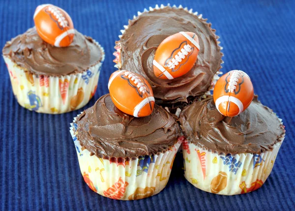 Cupcakes au chocolat avec des ballons de football — Photo