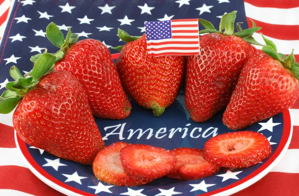 Aardbeien op patiotic plaat met Amerika Rechtenvrije Stockfoto's