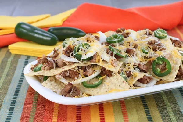 Mexicaanse worst, bonen en kaas nachos — Stockfoto