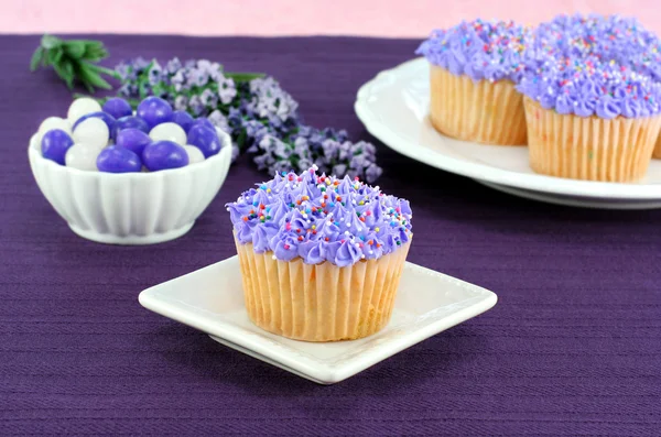 Красивые фиолетовые кексы и мармеладки на Пасху — стоковое фото