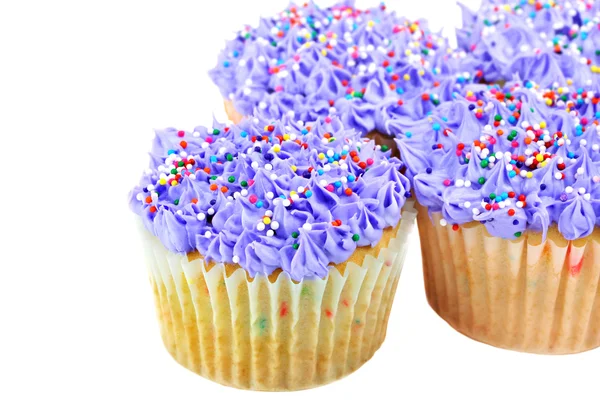 Jolies cupcakes violets sur blanc avec espace de copie . — Photo