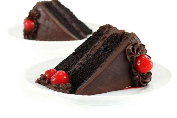 Шоколад Fudge торт з вишнями — стокове фото