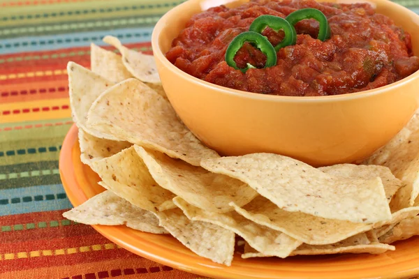 Salsa, Jalapeño-Paprika-Scheiben und Tortilla-Chips — Stockfoto