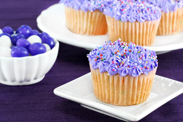 Фиолетовые кексы и мармеладки на Пасху . — стоковое фото