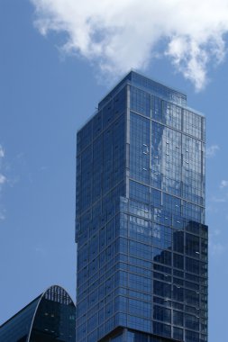 bir bulutlu gökyüzü cam duvar bir ofis binası olarak yansıması