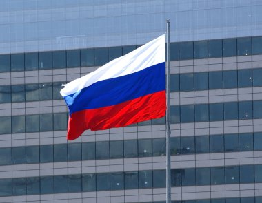 windows ofis binası zemin üzerine Rus bayrağı