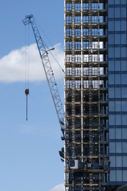 İnşaat Vinci adlı bir gökdelen zemin beton ve cam pencerelerini