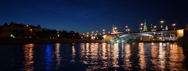 Rusya, Moskova, gece Moskova Nehri, büyük taş köprü görünümünü ve
